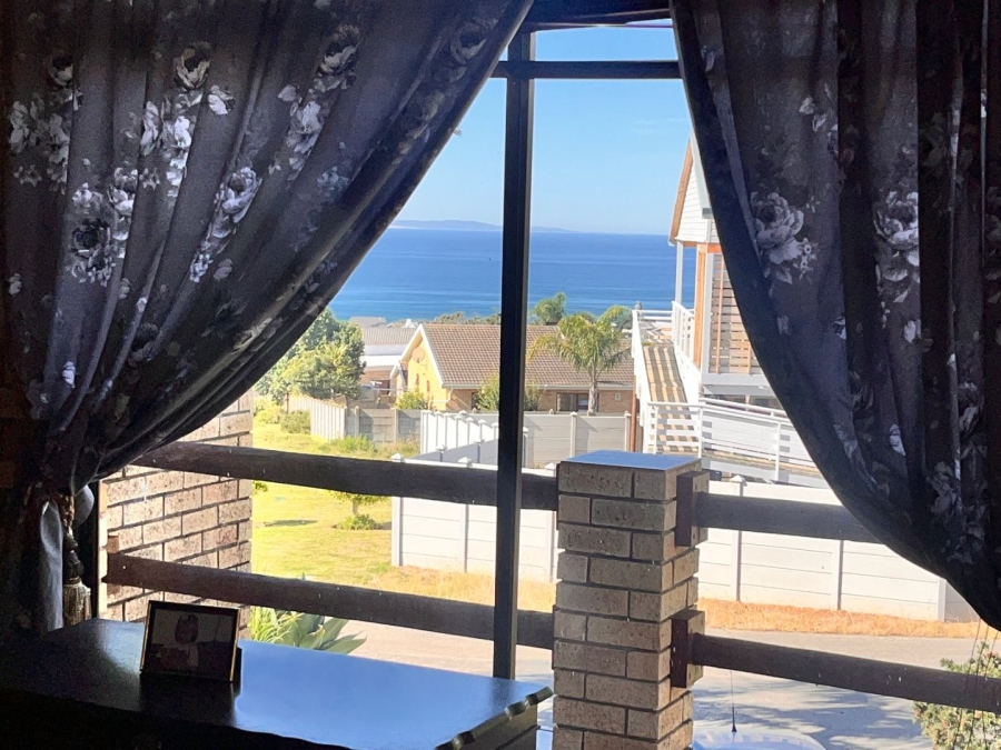 6 Bedroom Property for Sale in Wavecrest Eastern Cape